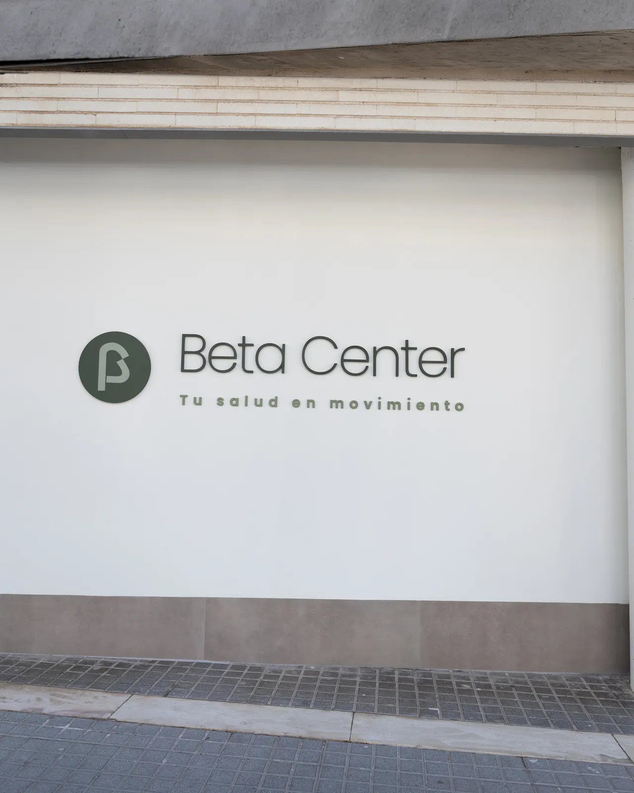 Rótulo de Beta Center con el lema «Tu salud en movimiento» en la fachada del centro